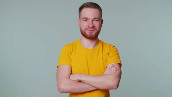 Alegre encantador barbudo hombre adulto modelo de moda en casual camiseta sonriendo y mirando a la cámara —  Fotos de Stock