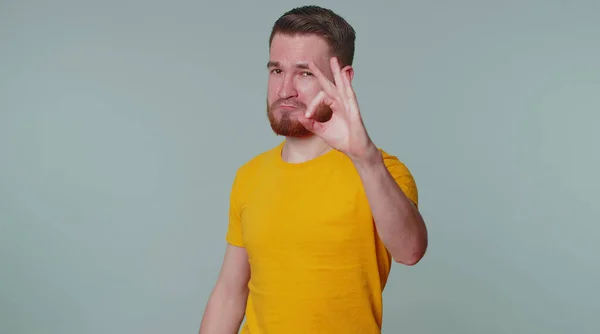 Hombre con estilo mirando con aprobación a la cámara que muestra el gesto bien como signo positivo algo bueno — Foto de Stock