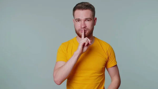 Mann drückt Zeigefinger an Lippen macht Schweigegegeste Zeichen verrät kein Geheimnis, shh leise sein — Stockfoto