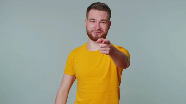 Schöner erwachsener Mann, der auf die Kamera zeigt und mit verspieltem glücklichen Gesichtsausdruck die Wahl trifft — Stockfoto