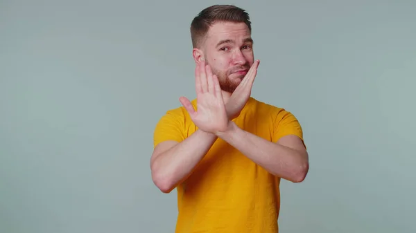 Man zegt geen handpalm gevouwen gekruiste handen in stop gebaar, waarschuwing van afwerking, verboden toegang — Stockfoto