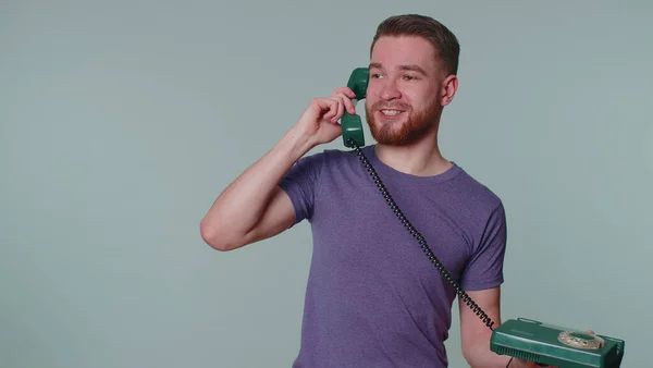 Glada turist man sekreterare talar på trådbunden vintage telefon på 80-talet, säger hej du ringa mig — Stockfoto