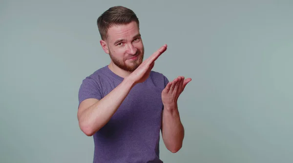 Hombre rico mostrando desperdicio o tirar dinero alrededor del gesto de la mano, más consejos soñando con grandes ganancias — Foto de Stock