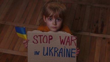KYIV, UKRAINE - 24 Şubat 2022: Kartondan masaj yapan evsiz kız Eller Ukrayna 'dan, savaş yok