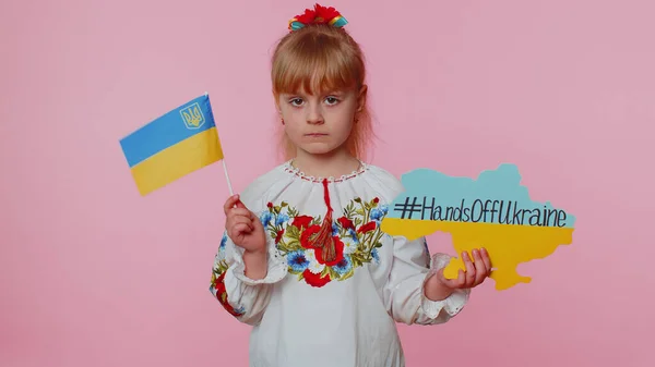 КИІВ, УКРАЇНА 24 лютого 2022 р.: українська дівчинка протестує проти воєнного конфлікту "Руки геть від України", без війни — стокове фото