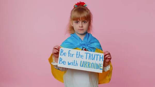KYIV, UCRANIA - 24 de febrero de 2022: Muchacho ucraniano protestando por el conflicto de guerra Be For The Truth Be With Ukraine —  Fotos de Stock