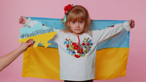 KYIV, UKRAINE - Feb 24, 2022: Розширена українська дівчина, що протестує проти війни, піднімає національний прапор — стокове фото