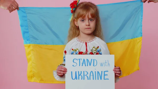 KYIV, UKRAINE - 24 лютого 2022: український хлопець протестує проти воєнного конфлікту "Стояти з Україною", "Без війни" — стокове фото