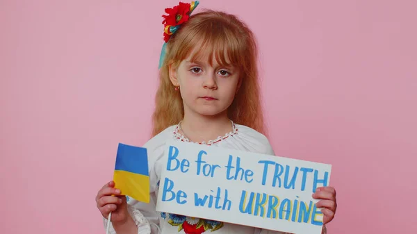 KYIV, UKRAINE - 24 лютого 2022: український хлопець, що протестує проти війни Be For The Truth Be With Ukraine — стокове фото