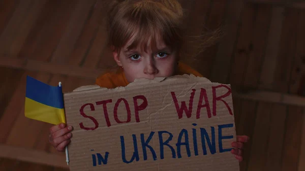 KYIV, UKRAINE - 24 Şubat 2022: Kartondan masaj yapan evsiz kız Eller Ukrayna 'dan, savaş yok