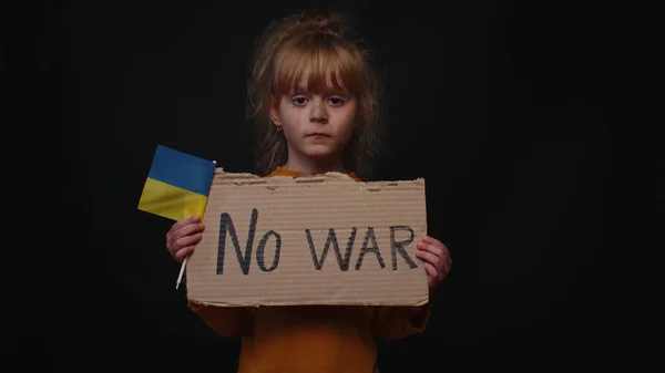 KYIV, UKRAINE - Feb 24, 2022: Українська дівчина без даху над прапором Текст масажу Без війни — стокове фото