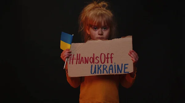 KYIV, UKRAINE - 24 лютого 2022: Безпритульний український масаж Hands Off Ukraine, No War — стокове фото