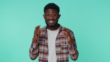 Afrikalı Amerikalı adam bağırıyor, el kol hareketi yapıyor. Başarımı kutluyorum, kazanıyorum.