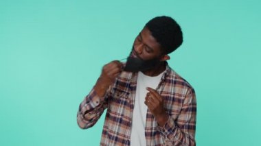 Gülümseyen genç adam sağlık maskesini çıkarıp Coronavirus 'un sonunu kutlarken fırlatıp atıyor.