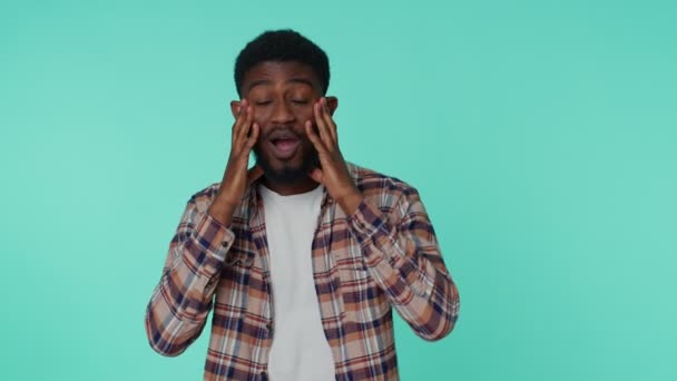 Emocionado sorprendido hombre sorpresa mirando a la cámara con grandes ojos, sorprendido por la victoria repentina, wow emoción — Vídeos de Stock