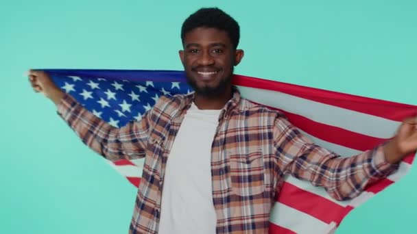 Человек машет, обертывание в американский флаг США, празднование, права человека, свободы, День независимости — стоковое видео