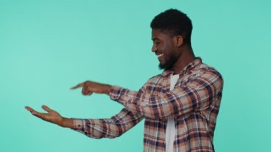 Boş yeri işaret eden adam, ticari metin için reklam alanı, ürün tanıtımı için kopya alanı