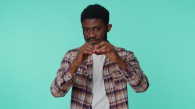 Afrikalı Amerikalı adam ellerini açtı ve sana sarıldı. Sevgi dolu ifade.