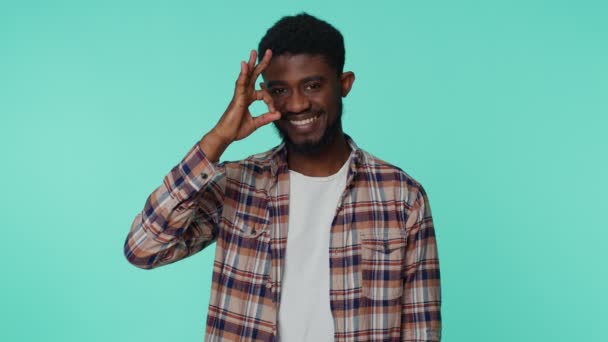 Uomo afroamericano che guarda con approvazione, mostrando gesto ok, come segno positivo qualcosa di buono — Video Stock
