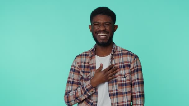 Afro-Amerikaanse man lachen hardop na het horen van belachelijke anekdote, grappige grap, het gevoel geamuseerd — Stockvideo
