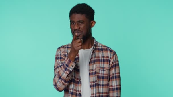 Elégedetlen afro-amerikai férfi gesztikulál irritáció, hibáztató szidalmazás kudarc kérdezi, hogy miért — Stock videók
