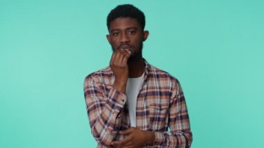 Afrikalı Amerikalı bir adam kameraya bakıp gülümsüyor, seni özlüyor, aşkım.