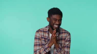 Sinsi kurnaz bir adam entrika çeviriyor, entrika çeviriyor, entrikalar çeviriyor intikam almak için şeytani şakalar yapıyor.