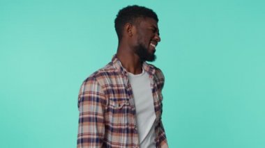 Afrikalı Amerikalı adam sırtı yaralı, sırtı ağrıyor, bel ağrısı çekiyor.