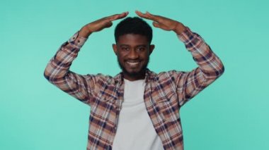 Çocuksu yakalama oyunu oynayan, kendini güvende hisseden elleri ve sigortası olan bir adam.