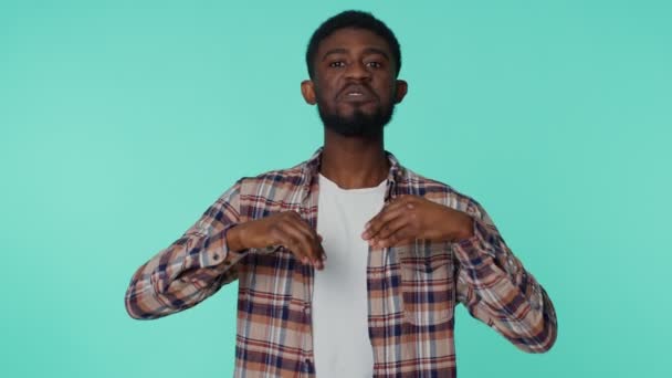 Hombre afroamericano sintiéndose muy orgulloso señalándose a sí mismo buscando confianza en sí mismo encantado por el éxito — Vídeos de Stock