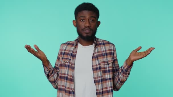 Hombre afroamericano despistado levantando las manos en gesto indefenso, confundido por pregunta difícil — Vídeo de stock