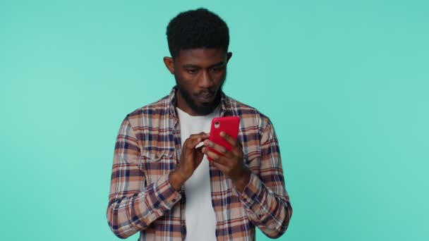 Šťastný vzrušený muž použít mobilní telefon říct wow ano zjistil velkou výhru zprávy dělá vítězný gesto — Stock video