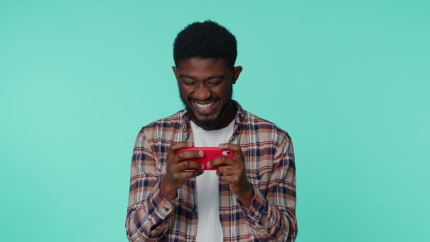 Preoccupato divertente dipendente afro-americano uomo che gioca drive racing videogiochi sul telefono cellulare — Video Stock