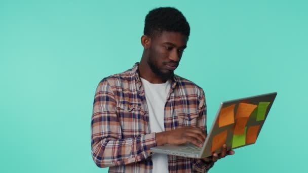 랩탑 컴퓨터를 사용하여 붙인 스티커가 붙어 있고 집중력 문제가 있는 기진맥진 한 남자 프리랜서 — 비디오