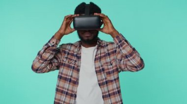 Sanal gerçeklik teknolojisi kullanan adam 3D video oyunu canlandırmak için VR kulaklık kullanıyor.