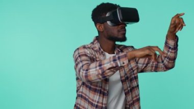 Sanal gerçeklik teknolojisi kullanan adam 3D video oyunu canlandırmak için VR kulaklık kullanıyor.