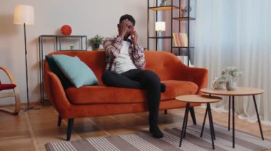 Telefonla konuşan yorgun ve uykulu adamın portresi arkadaşlarıyla çevrimiçi sohbet yapıyor.