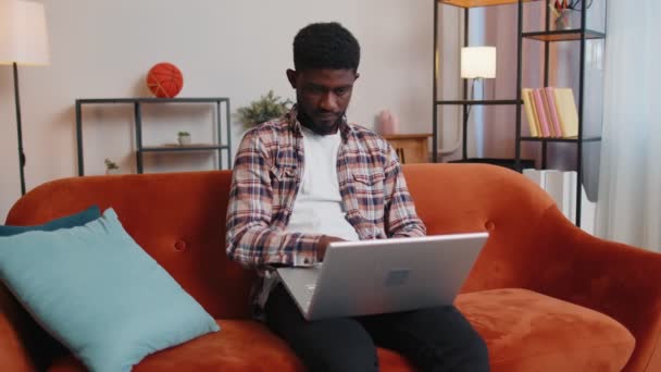 Junge erwachsene Mann zu Hause im Büro verwenden Laptop PC-Eingabe-Browsing sagen wow ja herausgefunden großen Gewinn — Stockvideo