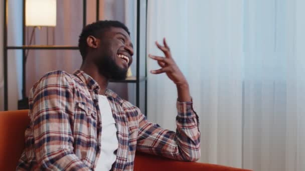 Щасливий спокійний молодий афро-американець бородатий чоловік посміхаючись дивлячись на сон відпочинок, відчувати себе задоволеним — стокове відео