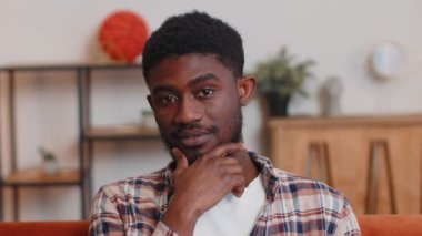 Sevimli, neşeli, Afro-Amerikan, gülümseyen gözleriyle kameraya bakan, dişlek gülümsemeli adam.