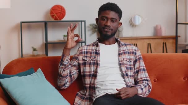 Afrykański Amerykanin pokazuje ok gest, jak znak pozytywny coś dobrego daje pozytywną odpowiedź do domu — Wideo stockowe