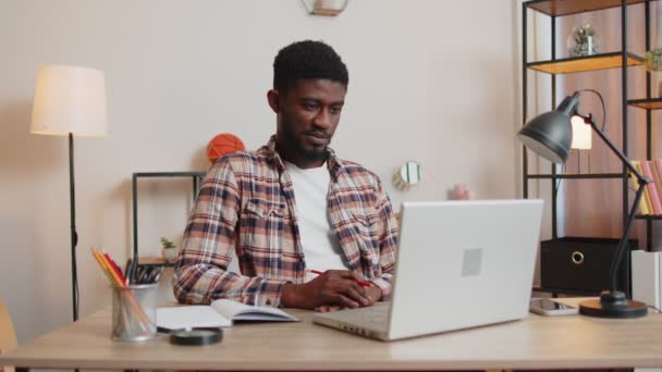アフリカ系アメリカ人がウェブカメラで会議を呼び出します,自宅のオフィスでオンライン集中学生の研究 — ストック動画