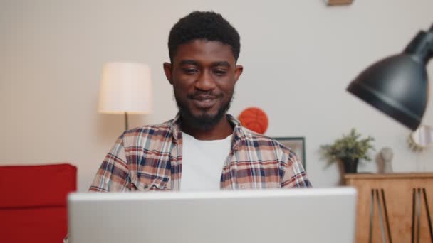 アフリカ系アメリカ人がウェブカメラで会議を呼び出します,自宅のオフィスでオンライン集中学生の研究 — ストック動画