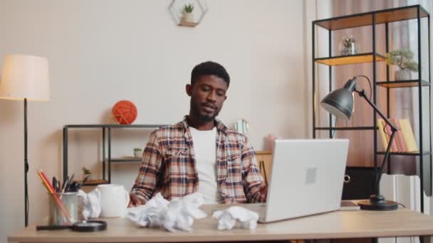 Boos woedende man die thuis werkt en verkreukeld papier gooit, zenuwinzinking heeft op het werk. — Stockvideo