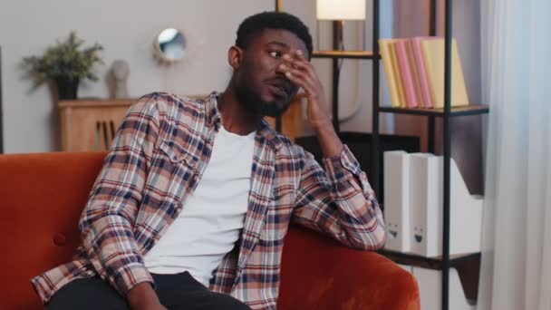 Africano americano em casa sofre de problema situação injusta, romper, deprimido, sentindo-se mal — Vídeo de Stock