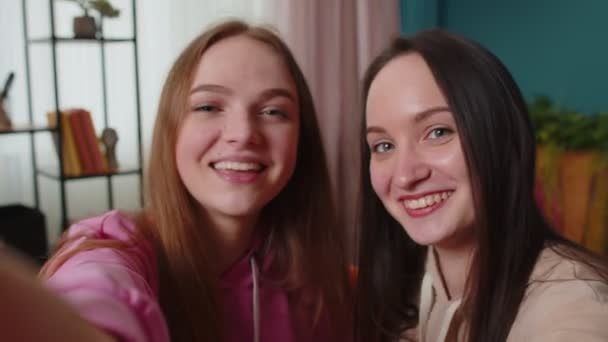 Девушки друзья братьев и сестер блоггеры делают селфи видео-звонок онлайн на смартфоне для социальных сетей — стоковое видео