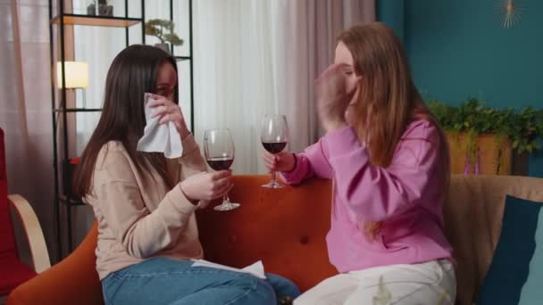 Femme en pleurs bouleversée racontant à sa meilleure amie la trahison de son petit ami, la compassion, l'empathie — Video