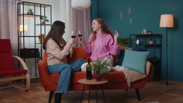 Filles amis frères et sœurs cliquetis verres de vin encourager, boire, célébrer anniversaire fête à la maison — Video