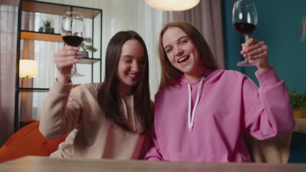 Дівчата друзі брати і сестри святкують онлайн канікули за допомогою відеозв'язку на веб-камеру за допомогою ноутбука — стокове відео