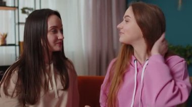 Kız kardeşler ev sahiplerine sarılıp yeni ev anahtarlarını gösteriyorlar, ipotek kredisi alıyorlar